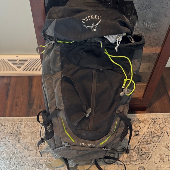 Osprey Stratos Black and Green Hiking Backpack - Picture 3 of 3